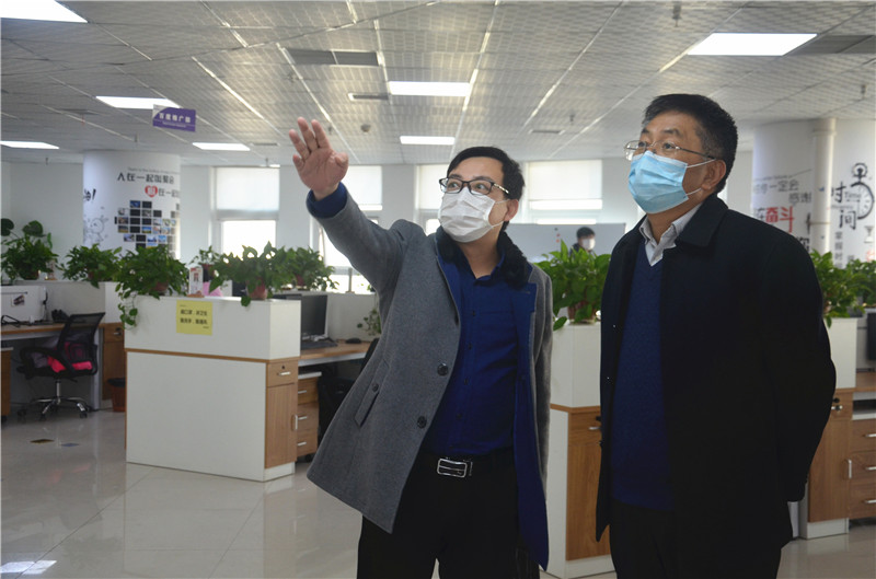 中共安陽市委統(tǒng)戰(zhàn)部副部長、市工商聯(lián)黨組書記郭洪俠一行調(diào)研安陽青峰防疫工作和復(fù)工復(fù)產(chǎn)情況